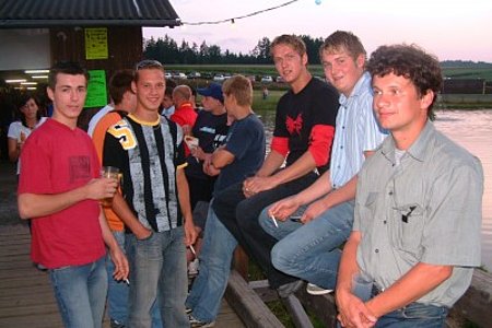 besonders die Jugend fühlt sich beim Teichfest sehr wohl besonders die Jugend fühlt sich beim Teichfest sehr wohl