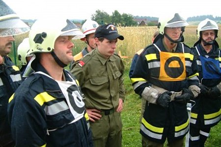 LM Manfred Häusler (Bildmitte) ist speziell für den Atemschutz zuständig