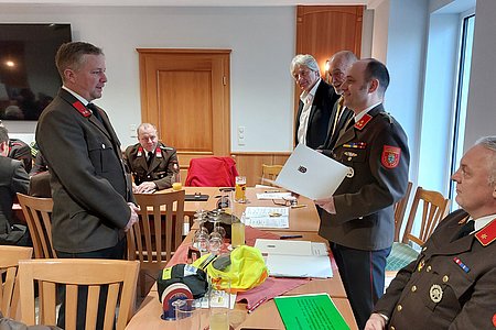 Werner Poppinger wird für 25jährige Tätigkeit im Feuerwehrwesen geehrt.