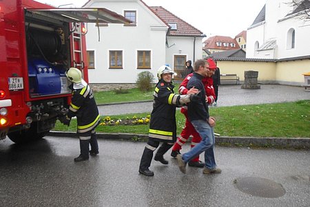 Hysterischer Anrainer versucht den Übungsleiter aus dem Konzept zu bringen.