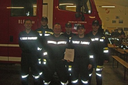 Die erfolgreichen Teilnehmer beim normierten Atemschutzbewerb v.l. Hipp Christian, Kaufmann Bernhard, Wagner Roman, Russ Thomas, Weitzenböck Wolfgang, Schaden Franz