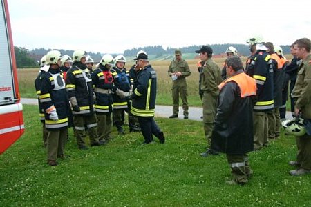 die erste Gruppe beim Üben des Löschangriffes