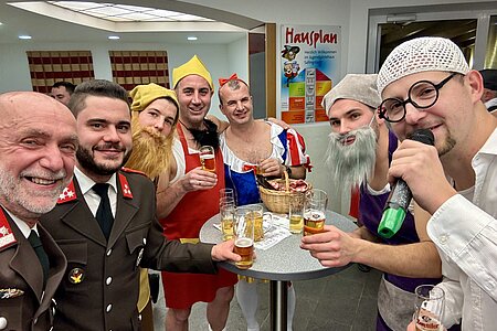 Josef Schaden, Michael Hipp, Stefan Wally, Daniel Hölzl, Dietmar Hipp, Mathias Hipp und Markus Rabl nach der lustigen Mitternachtseinlage.