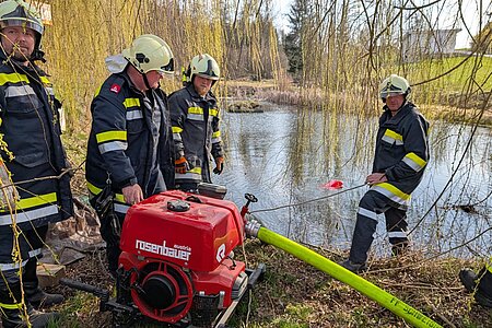 Löschwasserversorgung durch TS aus nahegelegenem Teich.