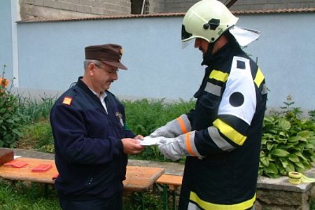 der Gruppenkommandant bei der Wissensprüfung gefährliche Stoffe der Gruppenkommandant bei der Wissensprüfung gefährliche Stoffe
