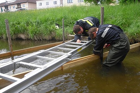 Die zweite Ölsperre wird errichtet.