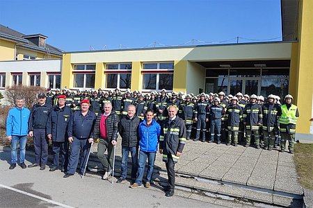 Neun Feuerwehrteams unter Einsatzleiter Kommandant Herbert Anderl (hinten rechts) rückten zur Brandübung in der Mittelschule Schweiggers aus, im Vordergrund das Einsatzteam mit Zivilschutzverband-Bereichsleiter Rupert Temper, Atemschutz-Sachbearbeiter Reinhard Holzmüller, Übungsbeobachter Franz Rößl, Abschnittskommandant Ewald Edelmaier, Bürgermeister Johann Hölzl, Schuldirektor Ludwig Koller, Schulwart Alexander Dorn und Vizebürgermeister Josef Schaden (vorne v. l.)