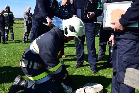 Station Knotenkunde: Vorbereitung zum Aufziehen der Löschleitung