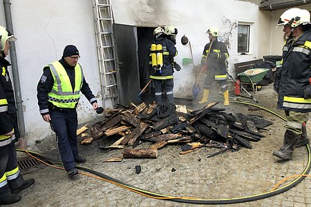 Gemeinsames Holz-Ausräumen aus dem Heizraum.