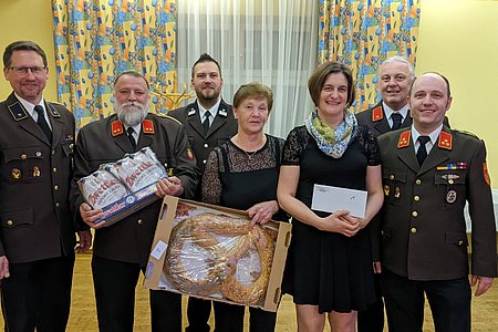 Die glücklichen Gewinner der ersten drei Preise im Kreise des Kommandos. vlnr. Christian Hipp, Erwin Hofbauer, Michael Fichtinger, Gertrude Hipp, Iris Scheidl, Franz Danzinger und Kommandant Wolfgang Weitzenböck.