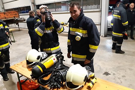 Lukas Schaden und Dominik Kalch beim Anlegen der Ausrüstung.