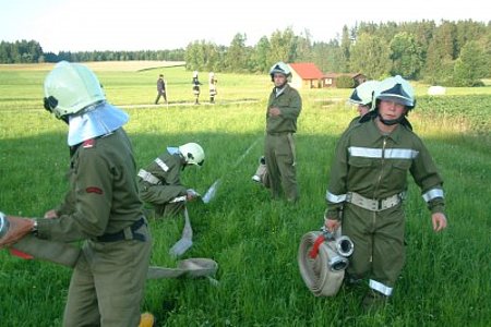 Sechs Feuerwehren legten eine 1000 m lange Löschleitung