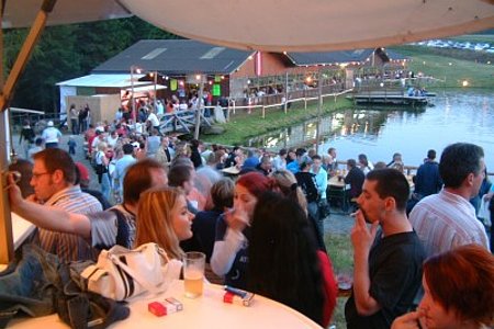 den besten Blick über den Pfarrerteich genießt man vom Bierbrunnen den besten Blick über den Pfarrerteich genießt man vom Bierbrunnen