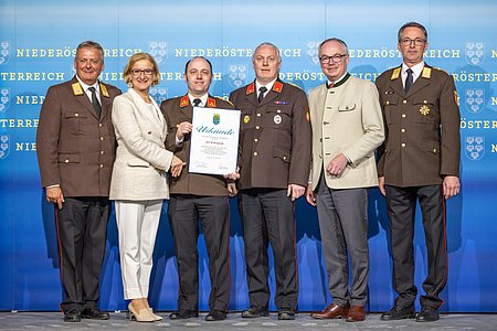 Wolfgang Weitzenböck und Franz Danzinger übernehmen die Urkunde von der Landeshauptfrau. vlnr.: Landesbranddirektor Dietmar Fahrafellner, Johanna Mikl-Leitner, Wolfgang Weitzenböck, Franz Danzinger, Landesrat für Feuerwehr Stephan Pernkopf und Landeskommandantstellvertreter Martin Boyer.