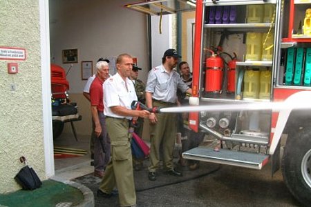 Josef Schaden probiert die neue Hochdruckpistole gleich aus Josef Schaden probiert die neue Hochdruckpistole gleich aus