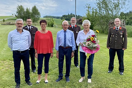 Der Jubilar im Kreis von Familie und Gratulanten:1. Reihe vlnr.: Anton, Klaudia, Anton sen. und Leopoldine Hipp2. Reihe vlnr.: Verwaltungsmeister Michael Fichtinger, Kommandant-Stellvertreter Franz Danzinger und Kommandant Wolfgang Weitzenböck