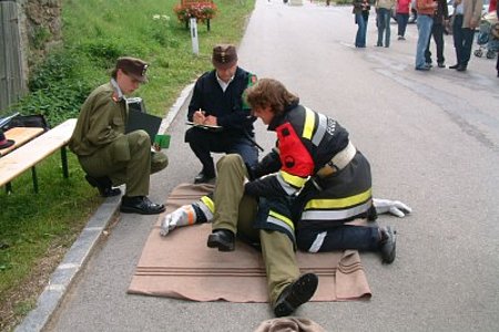 der Atemschutztrupp bei der Erste-Hilfe Prüfung der Atemschutztrupp bei der Erste-Hilfe Prüfung