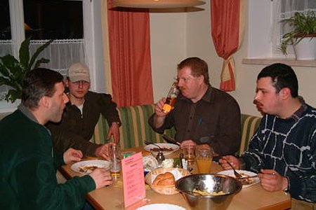 Nach getaner Arbeit gab es ein Zigeunerfleisch zum Essen Nach getaner Arbeit gab es ein Zigeunerfleisch zum Essen