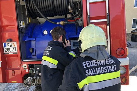 Löschwasser-Auffüllung des Tanklöschfahrzeugs um die Einsatzbereitschaft wiederherzustellen.