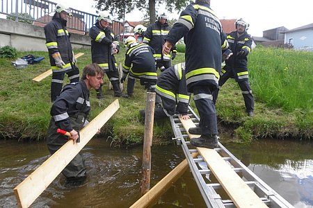 Die erste Ölsperre wird errichtet.