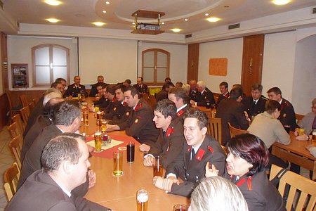 Gut gefüllter Saal im Dorfwirtshaus
