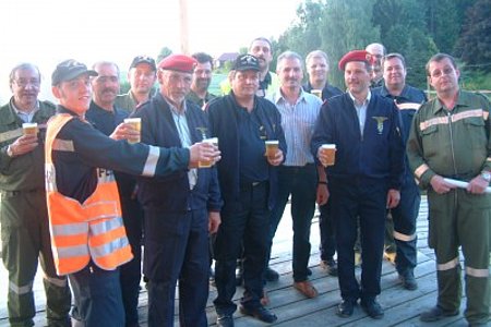 Ein gemeinsames Prost auf ein gutes Teichfest 08