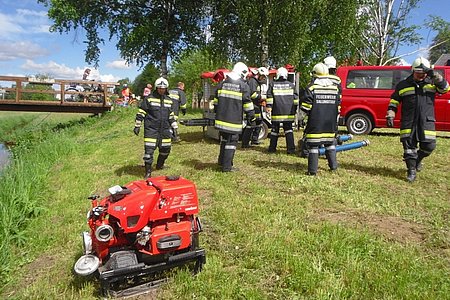 Teil 3 der Übung: Inbetriebnahme des Wasserwerfers und Speisung durch die Tragkraftspritze.