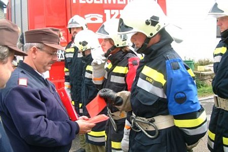 Der erste Teil ist die Gerätekunde - kennen der Fahrzeugbeladung Der erste Teil ist die Gerätekunde - kennen der Fahrzeugbeladung