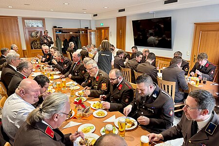 Die Gemeinde lud zum gemeinsamem Mittagstisch Die Gemeinde lud zum gemeinsamem Mittagstisch