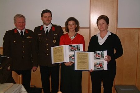 Die Patinnen Roswitha Schaden und Gertude Hipp erhielten einen Erinnerungsband