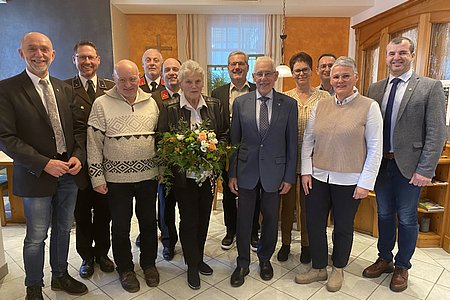 Vlnr.: Bürgermeister Josef Schaden, Christian Hipp, Pater Daniel Gärtner, Franz Danzinger, Kommandant Wolfgang Weitzenböck, Jubilarin Leopoldine Hipp, Anton Hipp, Anton Hipp sen., Klaudia Hipp, Karl und Bettina Schöller und Bezirksbauernkammerobmann Dietmar Hipp.
