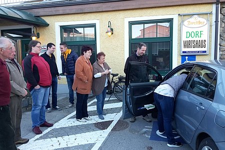 Praktische Übungen auf dem Parkplatz vor dem Dorfwirtshaus