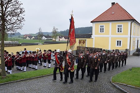 Die Jugendkapelle Schweiggers begleitet die Feuerwehr vom Depot zur Kirche und retour.