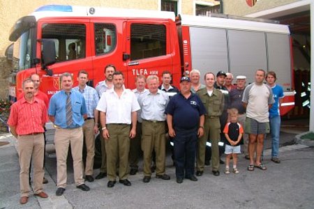 ein Erinnerungsbild beim neuen Fahrzeug wird gemacht ein Erinnerungsbild beim neuen Fahrzeug wird gemacht
