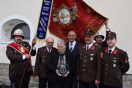 Harald Zauner, Pater Daniel Gärtner, Magret Weber, Josef Schaden, Anton Hipp, Walter Hipp und Wolfgang Weitzenböck nach der feierlichen Fahnenweihe.