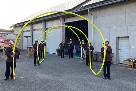 Spalierstehen beim Eingang in die Partyhalle.