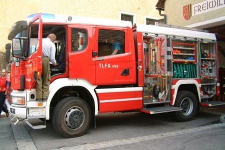 Der Kommandant inspiziert das neue Fahrzeug genau Der Kommandant inspiziert das neue Fahrzeug genau