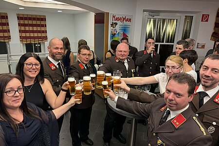 Ein Hoch auf die Feuerwehr Sallingstadt feiern Marina Koppensteiner, Melanie Lang, Franz Schaden, Gerhard Holzmüller, Roman Wagner, Sonja Koppensteiner, Thomas Russ und Markus Koppensteiner.