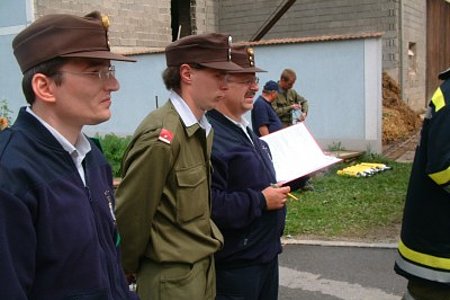 die Prüfer kontrollieren genau alle Vorgänge die Prüfer kontrollieren genau alle Vorgänge