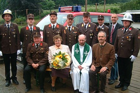 Poinstingl Fritz und Anna, P. Daniel Gärtner, Vizebgm. Manfred Schnabl vorne v. l.; Christian Hipp, Wolfgang Weitzenböck, Kommandant Anton Hipp, Brandrat Willi Burger, BI Ewald Edelmaier, Walter Hipp, GGR Josef Schaden u. Josef Bauer v.l.;