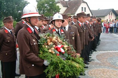 Eintreffen der Feuerwehren beim Kriegerdenkmal Eintreffen der Feuerwehren beim Kriegerdenkmal
