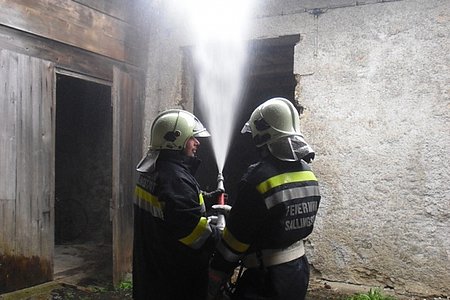 Das Übergreifen der Flammen wird verhindert.