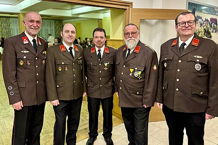 Bürgermeister Josef Schaden im Kreis der Kommandanten Wolfgang Weitzenböck, Markus Koppensteiner, Erwin Hofbauer und Hermann Bachtrog.