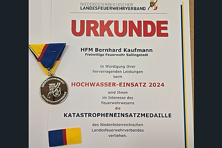 Urkunde für die Verleihung der Katastropheneinsatzmedaille für den Hochwassereinsatz 2024 Urkunde für die Verleihung der Katastropheneinsatzmedaille für den Hochwassereinsatz 2024