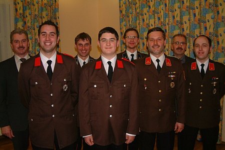 Daniel Hölzl, Christopher Edelmaier, Kommandant Anton Hipp, Wolfgang Weitzenböck (1. Reihe v.l.), Bürgermeister Johann Hölzl, Walter Hipp, Christian Hipp und Vizebürgermeister Manfred Schnabl;