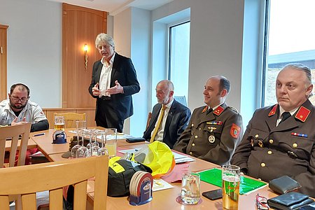 Feuerwehrreferent Robert Reuberger gratuliert den beiden jungen Feuerwehrmitgliedern.