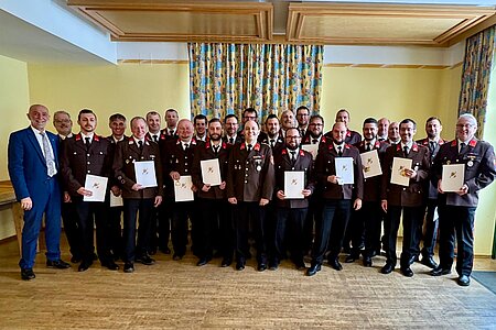 Von Seiten des Niederösterreichischen Landesverbandes und des Land Niederösterreich haben für Ihren Einsatz beim Hochwasser 2024 folgende Mitglieder eine Katastropheneinsatzmedaille und eine Urkunde verliehen bekommen: Michael Fichtinger, Christian Hipp, Roman Wagner, Herbert Krenn, Tobias Krenn, Markus Rabl, Dominik Kalch, Bernd Hipp, Ewald Krecek, Gerhard Haider, Thomas Ruß, Stefan Wally, Michael Hipp, Lukas Schaden, Friedrich Poinstingl, Franz Schaden, Mathias Hipp, Daniel Hörndl, Daniel Hölzl, Christopher Edelmaier, Christian Kalch, Bernhard Kaufmann, Reinhard Holzmüller, Gerald Boden, Maximilian Maierhofer, Walter Hipp, Anton Hipp, Franz Danzinger, Wolfgang Weitzenböck. Von Seiten des Niederösterreichischen Landesverbandes und des Land Niederösterreich haben für Ihren Einsatz beim Hochwasser 2024 folgende Mitglieder eine Katastropheneinsatzmedaille und eine Urkunde verliehen bekommen: Michael Fichtinger, Christian Hipp, Roman Wagner, Herbert Krenn, Tobias Krenn, Markus Rabl, Dominik Kalch, Bernd Hipp, Ewald Krecek, Gerhard Haider, Thomas Ruß, Stefan Wally, Michael Hipp, Lukas Schaden, Friedrich Poinstingl, Franz Schaden, Mathias Hipp, Daniel Hörndl, Daniel Hölzl, Christopher Edelmaier, Christian Kalch, Bernhard Kaufmann, Reinhard Holzmüller, Gerald Boden, Maximilian Maierhofer, Walter Hipp, Anton Hipp, Franz Danzinger, Wolfgang Weitzenböck.