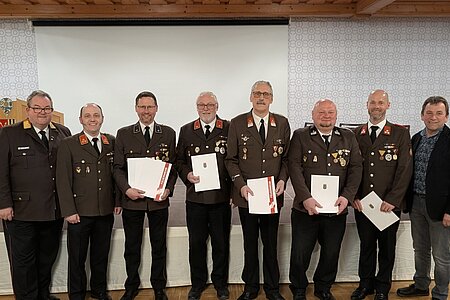 vlnr.: Landesfeuerwehrrat Ewald Edelmaier, Kommandant Wolfgang Weitzenböck, Christian Hipp, Franz Danzinger, Reinhard Holzmüller, Roman Wagner, Franz Schaden und GfGR Gerhard Grünbeck