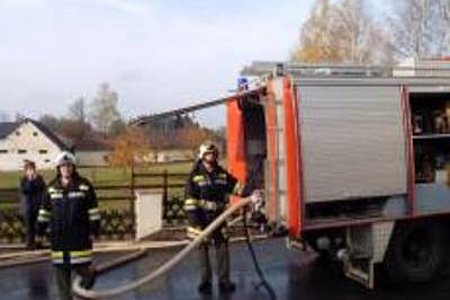 Sofort begannen die Feuerwehrmänner mit der Brandbekämpfung