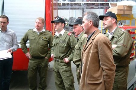 alle Details der Beladung werden besprochen und durchdiskutiert alle Details der Beladung werden besprochen und durchdiskutiert